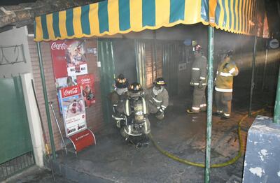 Bomberos intervienen en el sitio.