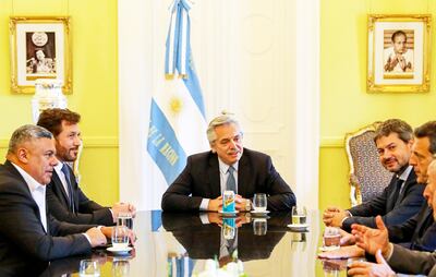 El presidente argentino, Alberto Fernández (c), recibió a dirigentes de la Conmebol y de la Asociación del Fútbol Argentino (AFA) para dialogar sobre la economía de los clubes.
