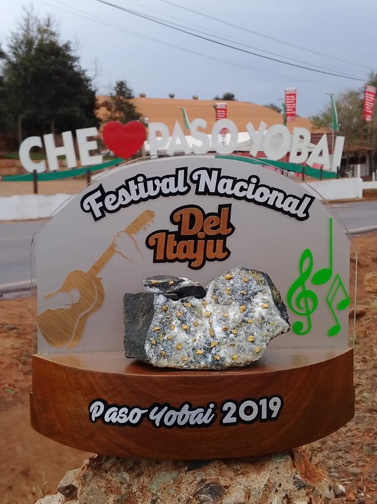 Roca con pepitas de oro que se sorteará.