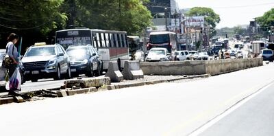 Las “cicatrices” del fracasado proyecto metrobús todavía pueden verse sobre la ruta Mcal. Estigarribia, recientemente reparada.