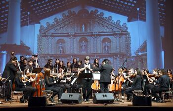 ricardo-flecha-rodeado-por-la-orquesta-filarmonica-de-caacupe-y-el-coro-tupsy-caacupe-dirigidos-por-william-aguayo-al-momento-de-entregar-la-misa-210844000000-1388415.jpg
