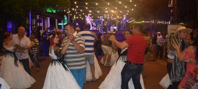 Un baile popular se desató en las calles de la ciudad de Piribebuy luego del canto de “Cumpleaños feliz” al ritmo de la agrupación local Tercera Capital.