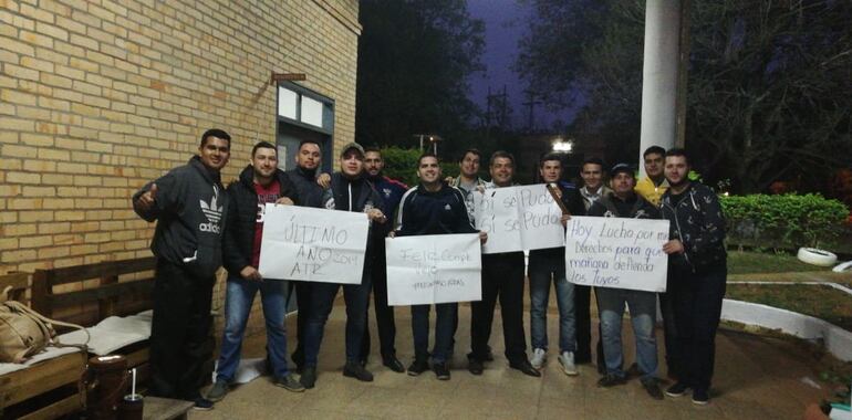 Alumnos de último año de Derecho de la UNA-sede Quiindy, celebraron el éxito de su medida de fuerza contra un docente al que acusaban de prepotente.