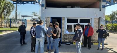 La comitiva encabezada por la fiscal Laura Ávalos, este sábado en la planta embotelladora Pepsi de San Antonio.