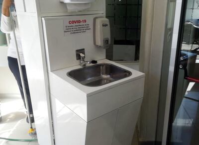 El Banco Atlas cuenta con lavamanos estandarizados, que tienen pedal. ¡Es necesario lavarse las manos!