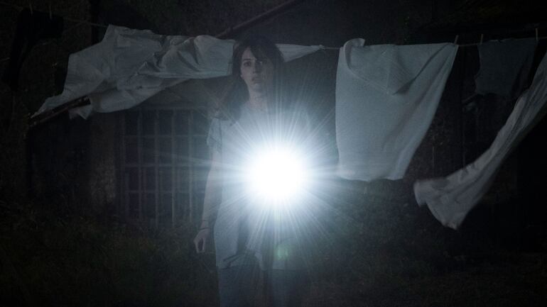 Seána Kerslake interpreta a Sarah.