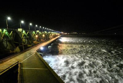 Así lucía anoche la represa de Yacyretá, tras la maniobra realizada por técnicos paraguayos, tras el “abandono” de la zona de control de sus colegas argentinos.