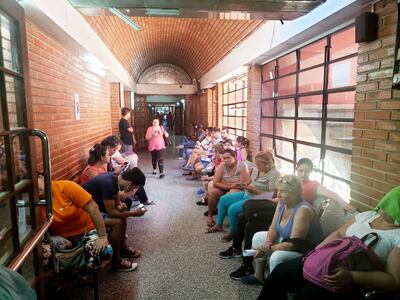 Otro de los servicios de Salud colapsados en esta epidemia de dengue es el Laboratorio Central. Centenar de febriles esperan en los pasillos del ente.