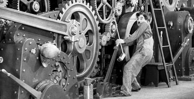 Charles Chaplin en una escena de su película “Tiempos modernos”, la primera película que abre el ciclo Grandes Maestros del Séptimo Arte, a partir de mañana en el Teatro de las Américas del CCPA.