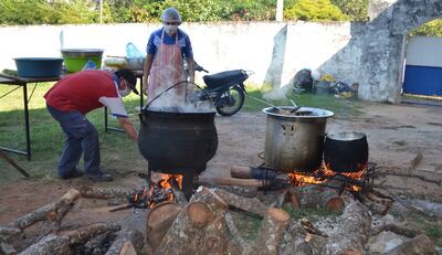 Varias ollas populares son organizadas en los diferentes sectores de la comunidad para asistir a las personas de escasos recursos.