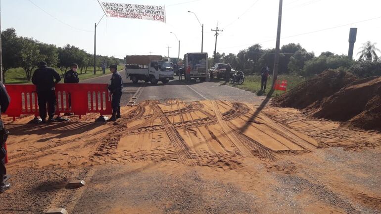 Finalmente removieron parcialmente el montículo de tierra en la entrada a Ayolas.