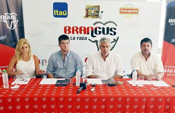 claudia-bogado-mauricio-costa-joaquin-clavell-y-luis-magini-de-izq-a-der-nuevos-directivos-de-brangus--203045000000-1704243.jpg
