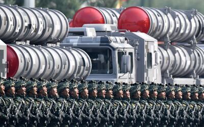 Tropas militares chinas marchan en la plaza de Tiananmen para celebrar el 70 aniversario de fundción de la república popular China.