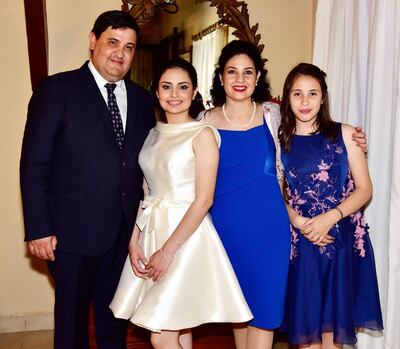 Rebeca María Maidana Finestra, con sus padres Roberto Maidana y Gilda Finestra, y Lara Maidana.