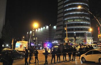 la-policia-establece-un-cordon-policial-en-el-lugar-donde-el-embajador-ruso-en-turquia-andrei-karlov-ha-sido-tiroteado-cuando-visitaba-una-exposicion-153855000000-1535081.JPG