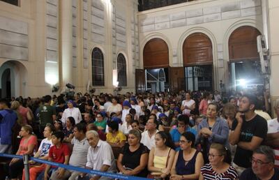 La misa celebrada anoche  por el séptimo día del novenario en honor a  Nuestra Señora de los Milagros de Caacupé  atrajo una numerosa concurrencia de feligreses de varias partes del país.