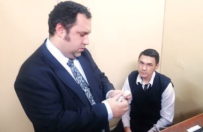 El fiscal Luis Piñánez (izq.) cuenta los billetes usados para la entrega vigilada en presencia del funcionario Ariel Monges.