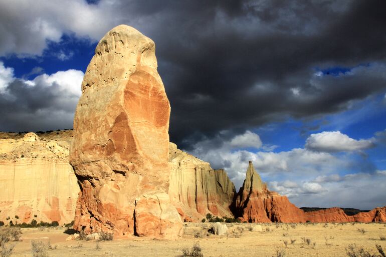El Chimney Rock, en el Parque Estatal Kodachrome Basin, se tiñe de rojo ante el avance de nubes cargadas de nieve.