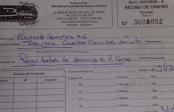 Una de las facturas emitidas supuestamente por la agencia en donde se hace constar parte del pago por el paquete de viajes.