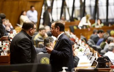 El diputado colorado Miguel Cuevas (guampa en mano) conversando con su colega también imputado  Tomás Fidelino Rivas.