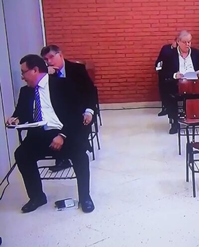 Una filmación captó a los letrados Rubén Darío Romero (adelante) y Óscar Rodríguez Kennedy en un breve diálogo en el examen.