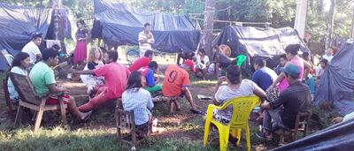 Las familias indígenas de la comunidad  “Yvy Porã” están apostadas al costado del Hospital Regional del IPS en Coronel Oviedo.