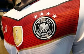 esta-es-la-camiseta-que-uso-alemania-en-brasil-2014-que-la-gano-al-vencer-1-0-a-argentina-en-la-final--212633000000-1451249.jpg