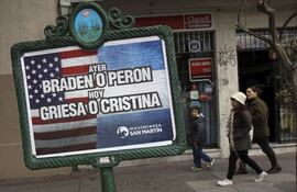 un-cartel-en-contra-del-juez-estadounidense-thomas-griesa-y-los-fondos-de-inversion-en-el-centro-de-buenos-aires-argentina-tiene-pocas-horas-para-ev-201412000000-1114184.jpg