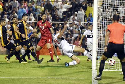 Roque Santa Cruz le da la puntada final a la pelota, luego de ser impulsada de cabeza por Hugo Fernández, para el empate a los 92 minutos de juego. Guaraní aguantaba con su ventaja y estuvo cerca de un tercer tanto, pero Olimpia logró la igualdad.