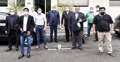 Con agenda en mano, Juan C. Matiauda, con directivos de la Asociación de Centros de Informática, Lenguas y Afines del Paraguay.