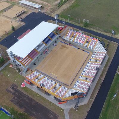 Vista aérea del escenario donde se pueden enfrentar dos equipos  formados por cinco jugadores, en un tiempo de juego formado por tres períodos de 12 minutos, en el fútbol playa.