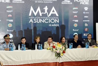 Comisario José Sosa, Antonio Sánchez (secretario gral. del Congreso), Margarita Morselli (El Cabildo), Blas Llano (pdte. del Congreso), Myrta Doldán (Paraguay Marathon Club), Vicente Morales (Municipalidad) y Gerardo Acosta (Federación Paraguaya de Atletismo).