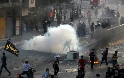 La policía iraquí emplea gases lacrimógenos para dispersar a los manifestantes en Bagdad, el 2 de octubre de 2019.