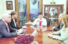 el-presidente-electo-horacio-cartes-c-junto-a-sus-principales-asesores-internacionales-eladio-loizaga-lopez-moreira-i-leila-rachid-y-german-r-220043000000-569230.jpg