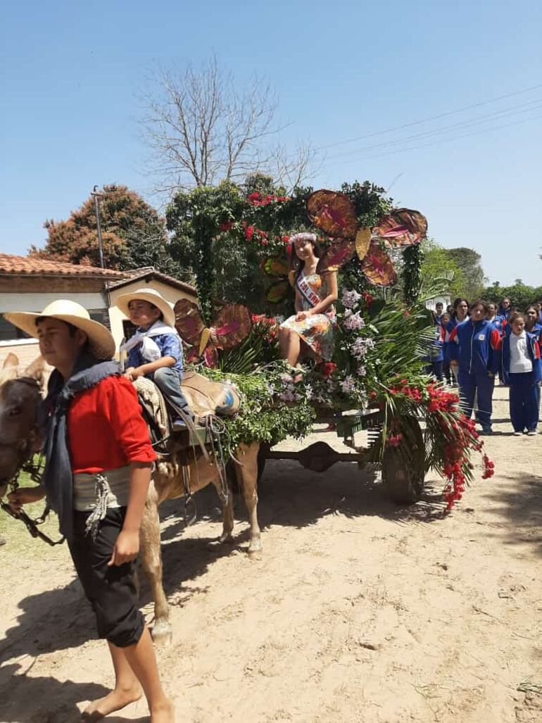 Estudiantes festejan día de la primavera en San Juan Bautista, Ñeembucú.