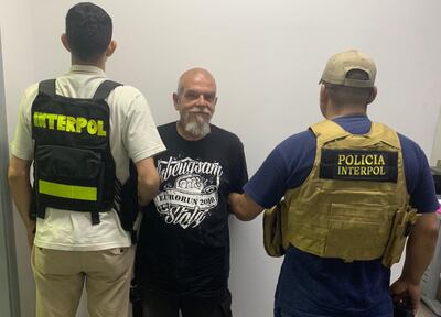 Klaus Dieter Fugert , custodiado por agentes de Interpol, luego de haber sido detenido en la ciudad de Areguá.