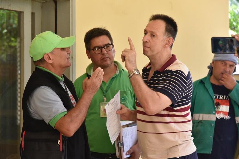 Franco Brogliatto, propietario de la residencia se resistió al ingreso de los funcionarios municipales.