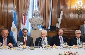 marito-comparte-la-mesa-con-empresarios-nucleados-en-la-bolsa-de-comercio-de-buenos-aires-foto-gentileza-223926000000-1742919.jpg