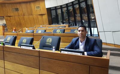 Pacientemente aguardó el diputado Jorge Brítez durante toda la mañana del miércoles, a  que se presenten sus colegas para sesionar.