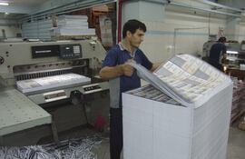 un-obrero-ubica-las-papeletas-de-votacion-impresas-en-marzo-comenzara-la-impresion-de-mas-de-24-millones-de-boletines--213050000000-510622.jpg