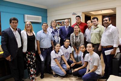 Estudiantes y concejales de Mayor Otaño con el contralor general, Camilo Benítez Aldana, en la reunión realizada hoy.