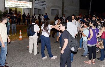 estudiantes-se-manifestaron-anoche-frente-al-departamento-de-eventos-especiales--232541000000-1143807.jpg