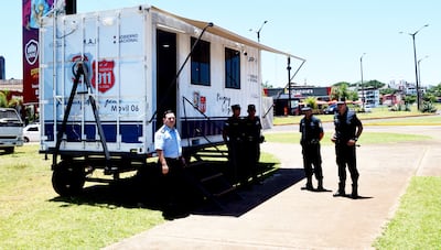 La comisaría móvil instalada en un sector sobre la avenida República del Paraguay, frente a la concurrida playa San José.