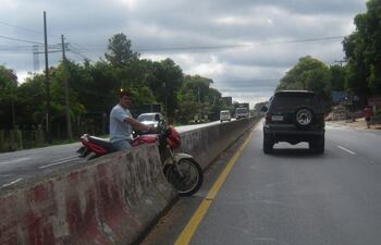 este-motociclista-sin-casco-cruzo-la-ruta-mariscal-estigarribia-de-forma-peligrosa--200519000000-1059894.jpg