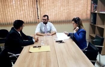 los-fiscales-conversan-con-el-director-de-la-dncp-pablo-seitz-centro-y-llevaron-documentos-sobre-licitaciones--213703000000-1771504.jpg