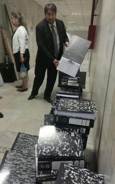 El abogado Antonio Cuevas muestra los biblioratos de documentos cuestionados. Fue en el 2016.