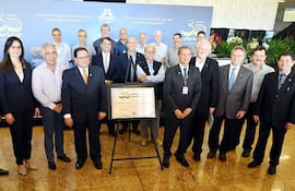 los-directores-generales-de-itaipu-binacional-jose-alberto-alderete-de-paraguay-y-joaquim-silva-e-luna-de-brasil-centro-derecha-descubren-una-p-214230000000-1828983.jpg