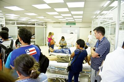 En Urgencias del Hospital Central del IPS, los cuerpos de los fallecidos se trasladan a la morgue entre los pacientes.