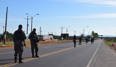 Control policial y sanitario sobre la Ruta PY01 en el distrito de Carapeguá.