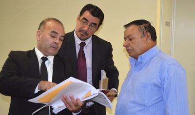 Los abogados Sergio Patiño y Diego González con su cliente, Antoliano Sánchez. Este último originó la demanda contra el Indi, en el año 2004.